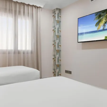 Espacioso En 1ª Linea De Playa * 马尔韦利亚
