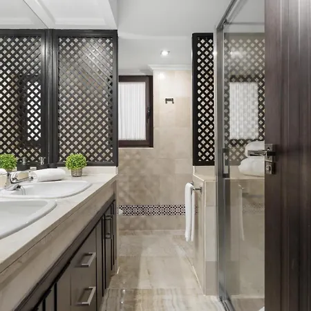 Espacioso En 1ª Linea De Playa 마르베야