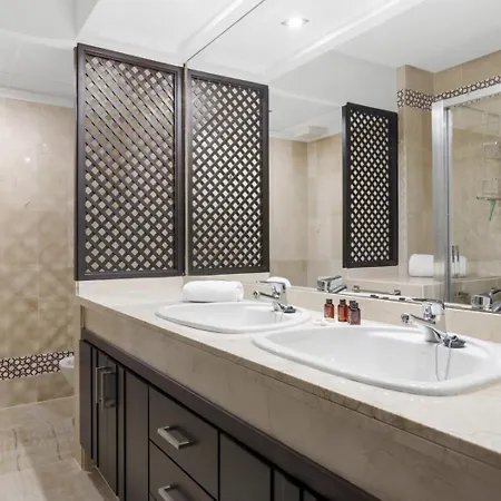 Espacioso En 1ª Linea De Playa 마르베야